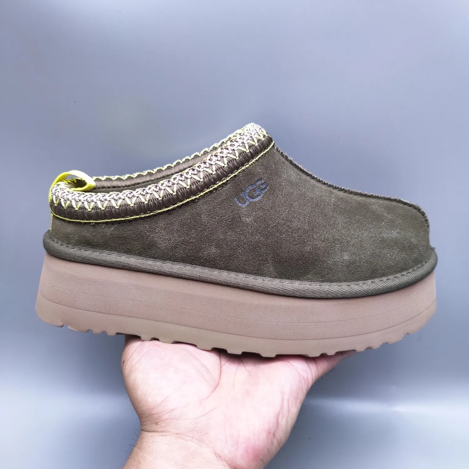 💰440 UGG sheepskin all-in-one snow boots 2553 co-branded national trend style thick-soled one-leg women’s snow boots🐾~ 🍭 A co-branded trendy item launched with well-known designer brands Feng Chen Wang and TELFAR. Zhou Dongyu & Wang Jiaer’s same style Fang Kete boots. The slip-on design makes it easy to put on and take off, and can be used indoors or outdoors. The exotic edging design is eye-catching, and it is definitely worth buying~ 🍭Material: cowhide➕sheep fur Outsole: rubber (light wing technology) 🍭Color: black, maroon, sand, dark green, light gray, chocolate, beige, walnut, brown, dark gray, red 🍭Number of codes: 35-42